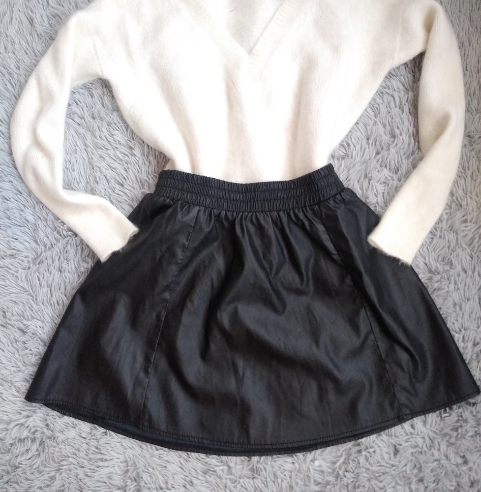 ✨5/25 Faux Leather skirt - Picture 2 of 3